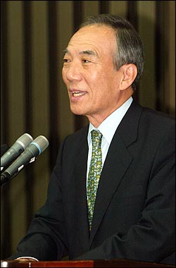 이상배 한나라당 정책위의장이 2003년 6월 10일 의원총회에서 '등신외교'발언에 대해 사과발언을 하고 있다.